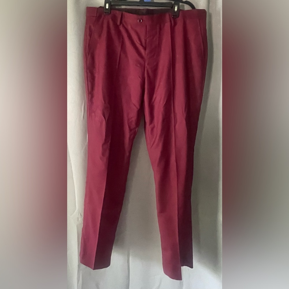 Amazon Essentials Men's Dress Pants in Burgundy